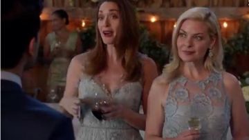 Reiss Meghan-vestido de encaje floral usado por en Good Witch (Temporada05 Episodio02)