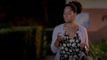 Diane von Furstenberg Shancy Salopette en Ballet Rose Noir porté par arc-en-ciel Johnson (Tracee Ellis Ross), en black-ish (Season01 Episode08)