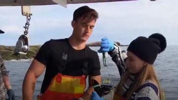 L'amour Knitz Réversible Slouchy Cachemire Noir Chapeau Noir Pom-Pom porté par Hannah Brown dans La Bachelorette (S15E04)