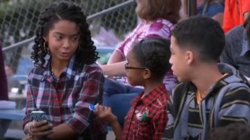 Equipement Signature Cotton Blusa usada por Zoey Johnson (Yara Shahidi) en negro -ish (S01E09)
