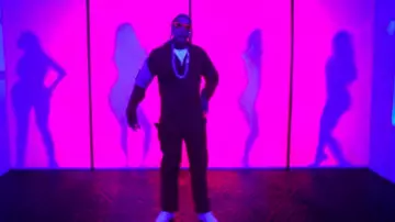 Chain in gold worn by Tyga in his Haute music video feat. J Balvin, Chris Brown