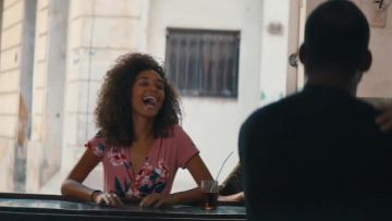 La robe portefeuille rose à fleurs dans le clip Cataleya de RK