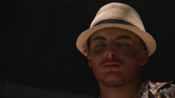 Le chapeau en paille beige à bandeau noir de RK dans son clip Cataleya