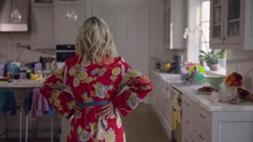 Flores de kimono rojo estampados por Jennie Garth como se ve en Beverly Hills 90210