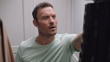 Camiseta verde usada por Brian Austin Green como se ve en Beverly Hills, 90210