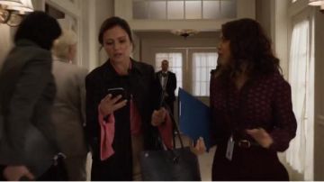 Longchamp Roseau Crocodile-embossed shoulder Bag porté par Emily Rhodes (Italia Ricci) dans les Survivant (Saison 03 Épisode 02)