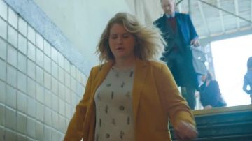 Jaune blazer veste portée par la Bretagne (Jillian Bell) comme on le voit en Bretagne Exécute un Marathon