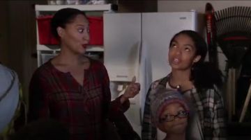 Ace Delivery Classic Plaid Henley usado por Rainbow Johnson (Tracee Ellis Ross) en negro (Temporada 01 Episodio 12)