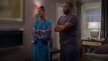 Natori Nadja Charmeuse Robe portée par arc-en-ciel Johnson (Tracee Ellis Ross), en black-ish (Season01 Episode14)