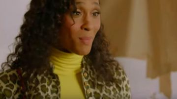 cuello de tortuga amarillo de Blanca Rodríguez (Mj Rodriguez) en Pose (Temporada02 Episodio02)