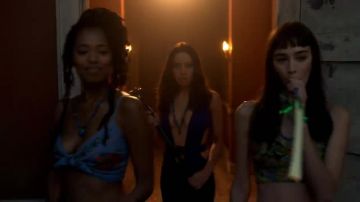 El mono azul slim fit de Lenny Busker (Aubrey Plaza) en Legion (S03)