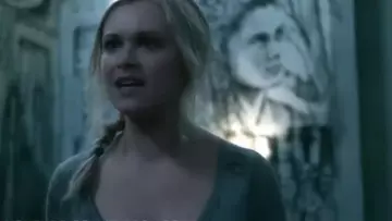 Gray t-shirt worn by Clarke Griffin (Eliza Taylor) as seen in The 100 (S06E07)