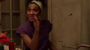 Cuello Polo Tortuga Púrpura usado por Blanca Rodríguez (Mj Rodriguez) en Pose Temporada 2