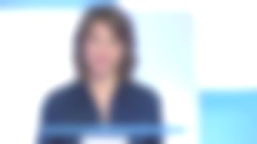 La chemise encre droite, boutons métal au col et aux poignets de Mélanie Taravant dans C à dire le 14.06.2019