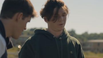 Le sweatshirt à capuche vert Champion de Grizz (Jack Mulhern) dans The Society (S01E02)