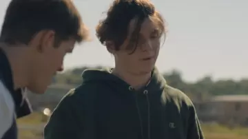 Le sweatshirt à capuche vert Champion de Grizz (Jack Mulhern) dans The Society (S01E02)