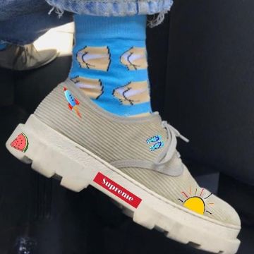 Las zapatillas beige zara de Maxenss (Maxence Laperouse) en la cuenta de Instagram de @chaussettesdemax