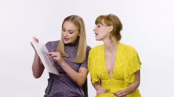 La robe jaune portée par Jessica Chastain dans la vidéo So­phie Tur­ner & Jes­sica Chas­tain Ans­wer the Web's Most Sear­ched Ques­tions par WI­RED