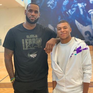 The Nike jacket Kylian Mbappé on his account Instagram @K. mbappe