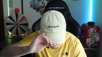 La gorra de Guizzi de "enviar desnudos" en su video de YouTube ¡ME PIERDO EN YOUTUBE!