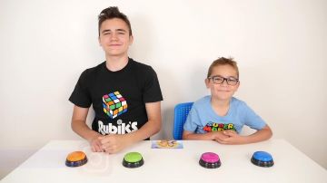 Le t-shirt Rubik's de Swan et Néo dans la vidéo YouTube Don't Push The Wrong Button Challenge !!! - Ne jamais appuyer sur le mauvais bouton...
