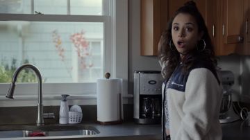La veste Champion portée par Moe (Kiana Madeira) dans Trinkets S01E04