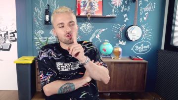 Le t-shirt Marcelo Burlon porté par Squeezie dans sa vidéo YouTube Ça commence mal mais ça finit bien...