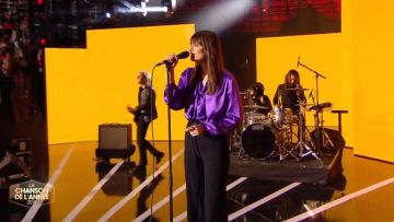 The blouse with collar lavallière silk Clara Luciani in the Song of The year 2019 the 15.06.2019