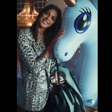 The jacket blazer snake print of Iris mittenaere on his account Instagram @irismittenaeremf