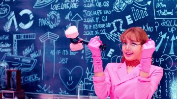 The hammer with a pink heart of Lisa in the clip DDU DU DDU-THE of BLACKPINK