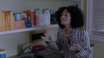 Juego de pijama de satén de seda a rayas blancas y negras usado por Rainbow Johnson (Tracee Ellis Ross) en negro (Temporada01 Episodio16)