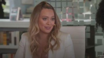 Gabriela Hearst Jose Fringed Blazer usado por Kelsey Peters (Hilary Duff) en Younger (Temporada06 Episodio01)