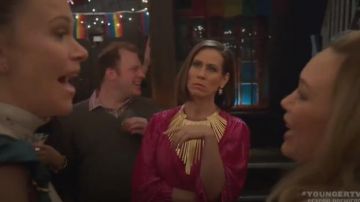 Givenchy Zig Zag Vestido plisado rosa usado por Diana Trout (Miriam Shor) en Younger (Season06 Episode01)