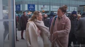 Valentino V-Detail Double Face Wool & Angora Rabbit Cape usado por Kelsey Peters (Hilary Duff) en Younger (Temporada06 Episodio01)