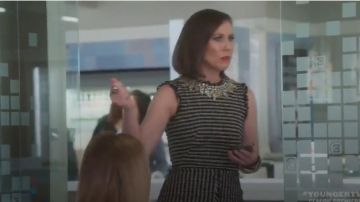 Alexander McQueen Vestido de Tweed bordado en cristal usado por Diana Trout (Miriam Shor) en Younger (Temporada06 Episodio01)
