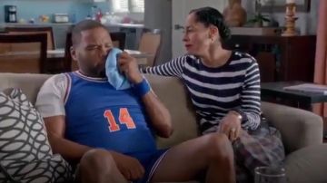 Equipement Shane Striped Silk Sweater usado por Rainbow Johnson (Tracee Ellis Ross) en negro (Temporada01 Episodio17)