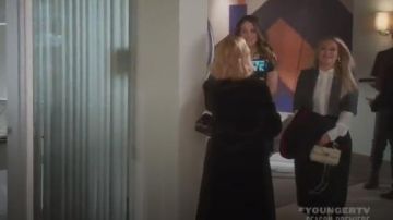 Valentino Medium Rockstud Matelassé Bolso Crossbody de cuero acolchado usado por Kelsey Peters (Hilary Duff) en Younger (Temporada06 Episodio01)