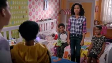 Rag & Bone Détail Zip Skinny Jeans portés par Zoey Johnson (Yara Shahidi), en black-ish (Season01 Episode17)