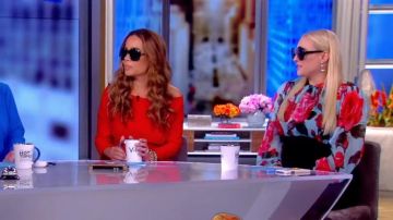Dolce & Gabbana Sheer Rose Print Silk Chiffon Blusa usada por Meghan McCain en The View junio 06,2019