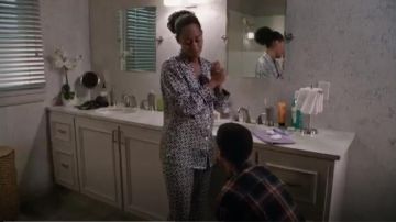 Olivia Von Halle Lila Keiko Pijama de satén de seda estampado usado por Rainbow Johnson (Tracee Ellis Ross) en negro (Temporada01 Episodio18)