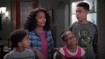 Camisa azul a cuadros usada por Zoey Johnson (Yara Shahidi) en negro (Temporada01 Episodio18)
