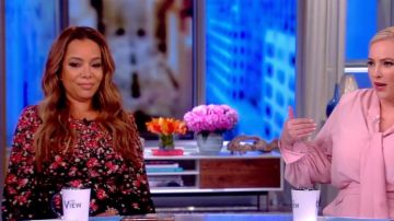 Michael Kors degrada el vestido floral de manga larga Crepe de Chine usado por Sunny Hostin en The View 1 de junio de 2019
