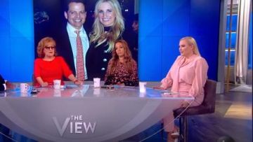 Veronica Beard Renzo crepe pantalones cónicos usados por Meghan McCain en The View 12 de junio de 2019