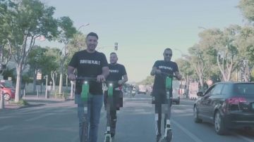 La camiseta negra estampada en blanco dorado y platino que lleva un extra en el clip JCVD de JUL