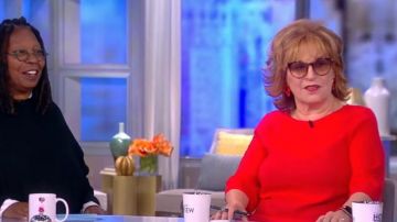 Oscar de la Renta Pendientes de flores pintadas usados por Joy Behar en The View 12 de junio de 2019