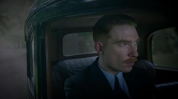 Le costume noir du Dr. Faraday (Domhnall Gleeson) dans The Little Stranger