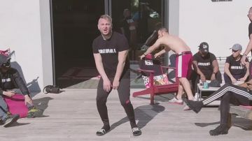 The tap Fila black JUL in her video clip JCVD