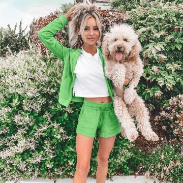 Les Filles Les Garçons Terry Shorts en vert porté par Amanda Stanton sur son Instagram account @amanda_stantonn