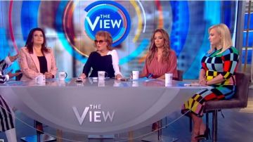 Alice + Olivia Delora Mock Neck Dress usado por Meghan McCain en The View 13 de junio de 2019