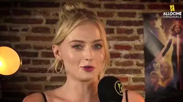 Les boucles d'oreilles créoles de Sophie Turner dans FanZone de AlloCiné